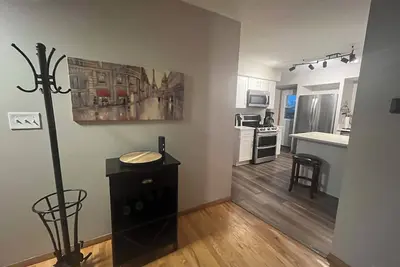 Image de Paris theme cozy single family friendly home. Near Mke airport. Near hwy too!