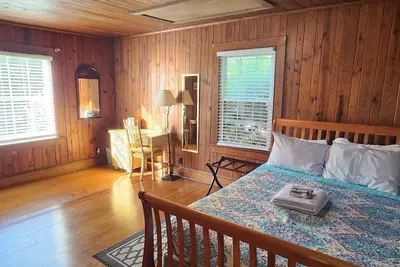 Image de 1- king bedroom guesthouse, pet friendly in charming downtown Clinton