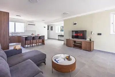 Image de Spacious Penthouse in the Heart of Gharghur