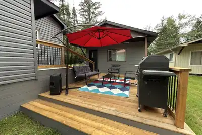 Image de Modern Pigeon Lake Waterfront Cottage | 3br + Fireplace