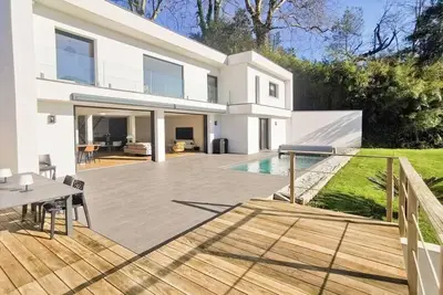 Image de Villa contemporaine avec piscine à Bayonne dans un écrin de verdure