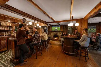 Image de Historic Pump House Inn | 14 Br | Tavern | Hot Tub