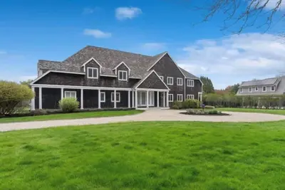 Image de Beautiful 5-bedroom home with private tennis court & pool Southampton village