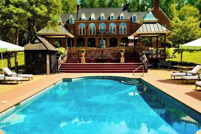 Image de Private 16-Acre Lakefront Manor | Pool | Sleeps 12