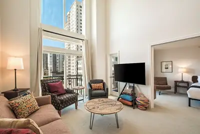 Spacious 2br 2ba Penthouse w/ Parking & Pool!