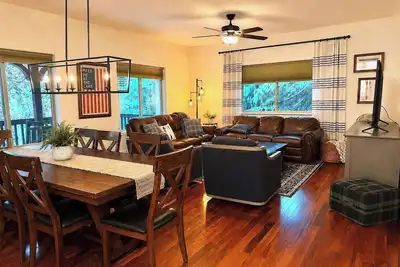 Image de Lux Lodge Downtown w/ Ac, Bonus Cottage, Courtyard