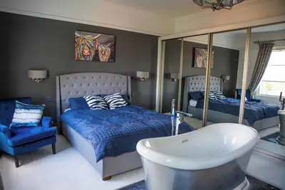 Image de Central 3-Bedroom Penthouse, Sleeps 8 with Parking