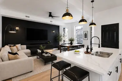 Image de Luxury 4br duplex Lakefront Living Without the Downtown Price