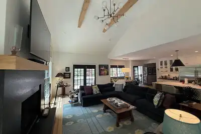 Image de Spacious 4-bedroom home in Five Points. Walk to stadium.