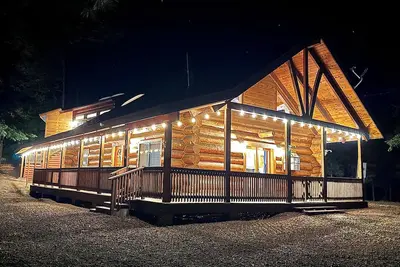 Image de Spacious Alpine Log Cabin, Sleeps 16, Game/Movie Room