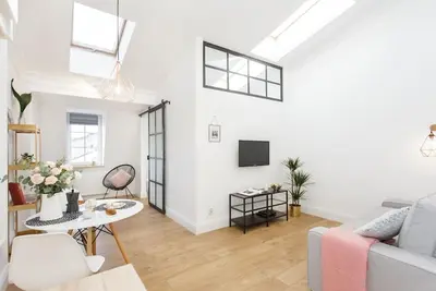 Image de Boutique Suite • 1br • A/C • Main Sq 3 min