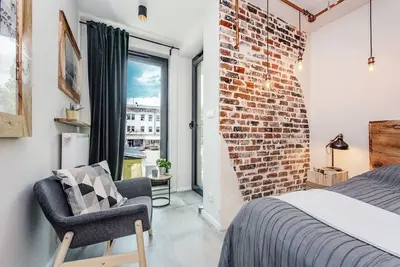 Image de 4 guests • 2 Suites • Main Sq • Lift, Balcony, A/C