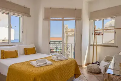 Image de #407 3-Bedroom Apartment | Walking Distance to the Beach & Old Town