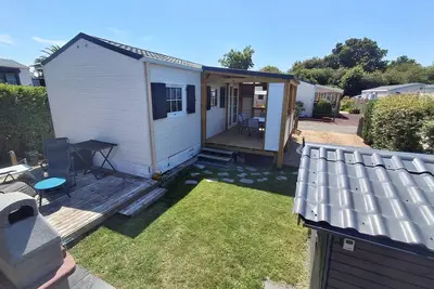 Image de Mobil-home « Côte de Granit Rose » avec piscine partagée, terrasse et jardin privés, \"Ty Men Roz\"