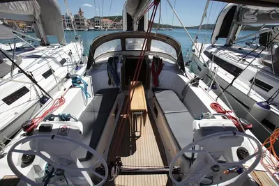 Image de Sibenik Sun-soaked Sailing: A Luxurious Croatian Voyage