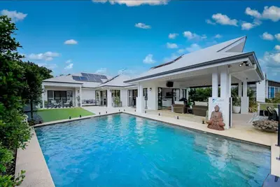Image de Holiday House canals in Parrearra waterfront