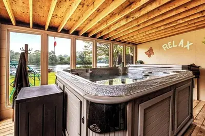 Image de Pines Bay Waterfront cottage with Hot tub!