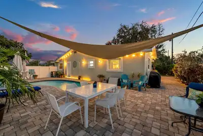 Image de 3 bedroom pool home with sunroom and huge backyard