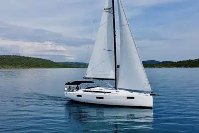Image de Sibenik Sun-soaked Sailing: A Luxurious Croatian Voyage