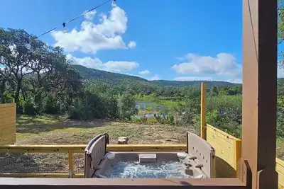 Image de Private Hill Country Cabin 1 bdrm, gourmet coffee/tea bar, hot tub, scenic views