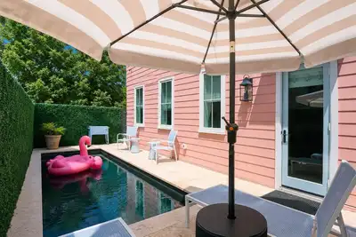 Image de Private Pool - 1 Block to King St - 4 Bedrooms