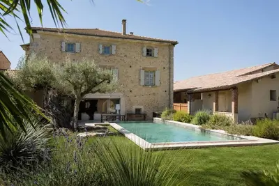 Image de Magnifique maison de maître en pierre avec une grande piscine et un jacuzzi.
