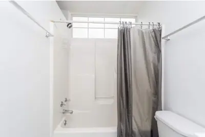 Image de 2-bedroom condo in tranquil Surfside with cool Ac breeze