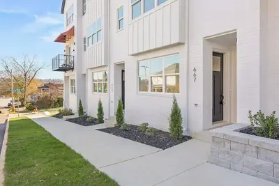 Image de Bespoke Designer Townhouse Downtown Chattanooga + Free Ev Charging