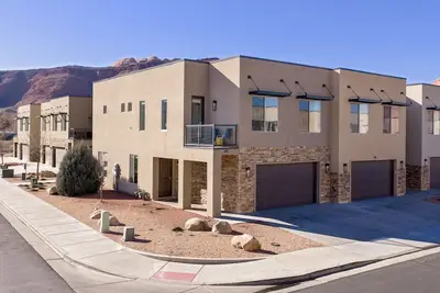 Image de Entrada Moab Retreat Collection | Two Luxury Townhomes for Large Groups | Pools, Hot Tubs & Bikes