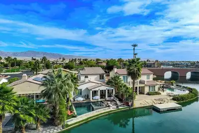 Image de 5 beds lakefront infinity pool firepit games