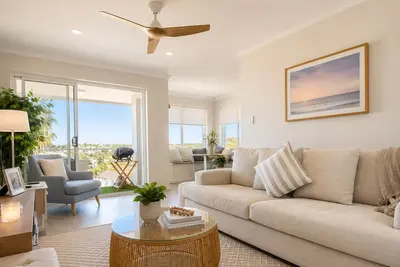 Image de Manly Beach Views | Renovated 2-Bed + Parking