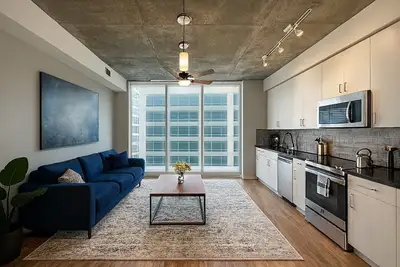 Image de The Downtown Gem | Modern Luxe Escape 7