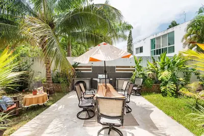 Image de A house with 2 bedrooms, 2 bathrooms, and a half-bath, featuring a large pool area!
