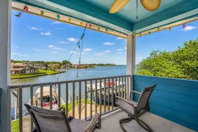 Image de Stylish, Modern Waterfront Retreat in Gated Country Club Community!
