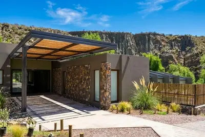 Image de Family Room with River, Mountain, Spa, and Pool Views