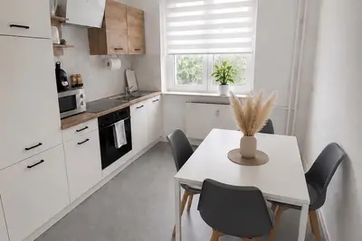 Image de Worker's Housing - 4-Unit Apartment Building - 4 Apartments - 4 Bathrooms - 24 Single Beds