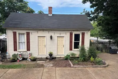Image de Historic Cottage behind the Historic Knight-Irwin House
