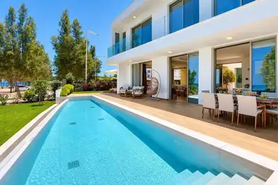 Image de 4br Seafront Villa - Villa Lemonia by Premier