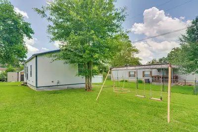 Image de 6 Mi to Town! Trinity Retreat w/ Yard