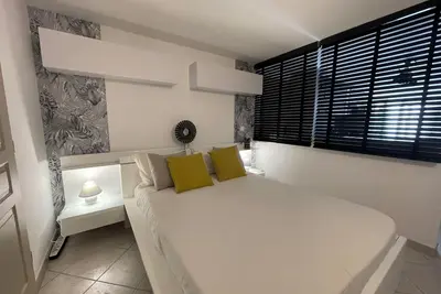Image de bas de villa avec jardin et parking privé