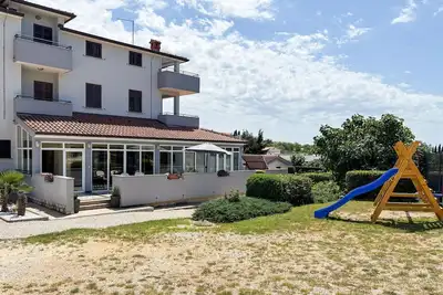 Image de 2 bedroom cozy apartment in Zminj
