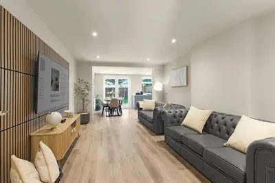 Image de Stylish 5 Bed Nr Warner Bros- Parking