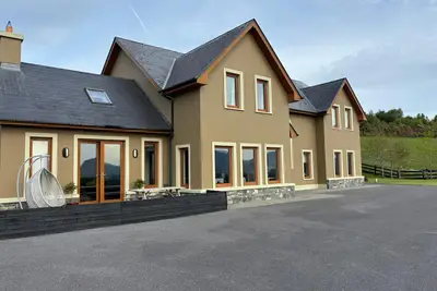 Image de Luxury 4-Bedroom Home with Spectacular Panoramic Mountain & Lake Views Killarney