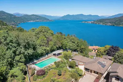 Image de Newly added, classy villa with pool and sweeping lake views! - Villa Sveva