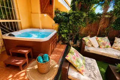 Image de Private Spa Garden Apartment with Jacuzzi & Relaxation in Calahonda