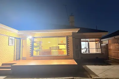 Image de 4 bedroom 2 bathroom Footscray