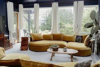 Image de Rustic & Serene Forest 4 Bedroom Home - West Coast Retreat