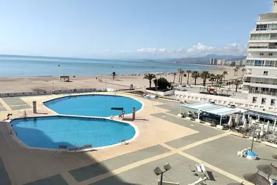 Image de Vue plage Méditerranée, Espagne. Appartament pieds dans l'eau