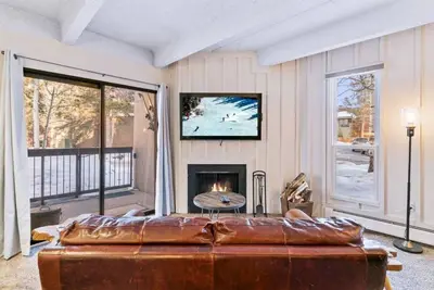 Image de Creekside Haven | Hot Tub & Sauna • Steps to Town!