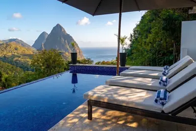 Image de Exclusive Private Retreat 3 Br w Infinity Pool & panaramic Piton views.